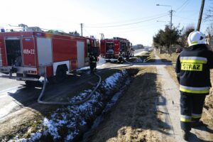 14.02.2022. Łączna. Pożar budynku mieszkalno-gospodarczego / Wiktor Taszłow / Radio Kielce