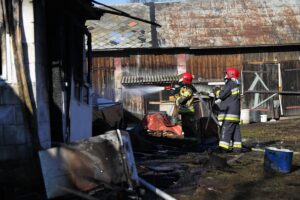 14.02.2022. Łączna. Pożar budynku mieszkalno-gospodarczego / Wiktor Taszłow / Radio Kielce