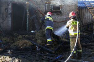 14.02.2022. Łączna. Pożar budynku mieszkalno-gospodarczego / Wiktor Taszłow / Radio Kielce