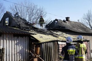 14.02.2022. Łączna. Pożar budynku mieszkalno-gospodarczego / Wiktor Taszłow / Radio Kielce