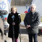 14.02.2022. Kielce. Przekazanie łodzi dla UKS Zalew Kielce. Na zdjęciu (od lewej): Anna Krupka - wiceminister sportu, Andrzej Kosmala - prezes UKS „Zalew Kielce” / Wiktor Taszłow / Radio Kielce