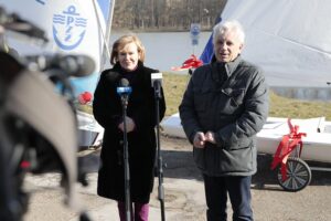 14.02.2022. Kielce. Przekazanie łodzi dla UKS Zalew Kielce. Na zdjęciu (od lewej): Anna Krupka - wiceminister sportu, Andrzej Kosmala - prezes UKS „Zalew Kielce” / Wiktor Taszłow / Radio Kielce