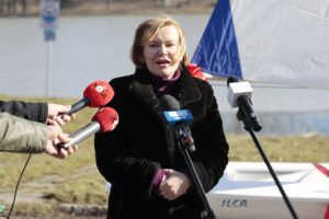 14.02.2022. Kielce. Przekazanie łodzi dla UKS Zalew Kielce. Na zdjęciu: Anna Krupka - wiceminister sportu / Wiktor Taszłow / Radio Kielce