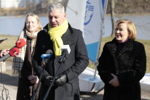 14.02.2022. Kielce. Przekazanie łodzi dla UKS Zalew Kielce. Na zdjęciu (od lewej): Natalia Nadrzewia, Tomasz Chamera - prezes Polskiego Związku Żeglarskiego, Anna Krupka - wiceminister sportu / Wiktor Taszłow / Radio Kielce