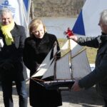 14.02.2022. Kielce. Przekazanie łodzi dla UKS Zalew Kielce. Na zdjęciu (od lewej): Tomasz Chamera - prezes Polskiego Związku Żeglarskiego, Anna Krupka - wiceminister sportu, Andrzej Kosmala - prezes UKS „Zalew Kielce” / Wiktor Taszłow / Radio Kielce