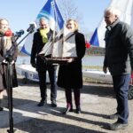 14.02.2022. Kielce. Przekazanie łodzi dla UKS Zalew Kielce. Na zdjęciu (od lewej): Natalia Nadrzewia, Tomasz Chamera - prezes Polskiego Związku Żeglarskiego, Anna Krupka - wiceminister sportu, Andrzej Kosmala - prezes UKS „Zalew Kielce” / Wiktor Taszłow / Radio Kielce