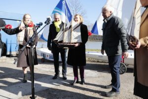 14.02.2022. Kielce. Przekazanie łodzi dla UKS Zalew Kielce. Na zdjęciu (od lewej): Natalia Nadrzewia, Tomasz Chamera - prezes Polskiego Związku Żeglarskiego, Anna Krupka - wiceminister sportu, Andrzej Kosmala - prezes UKS „Zalew Kielce” / Wiktor Taszłow / Radio Kielce