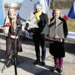 14.02.2022. Kielce. Przekazanie łodzi dla UKS Zalew Kielce. Na zdjęciu (od lewej): Natalia Nadrzewia, Tomasz Chamera - prezes Polskiego Związku Żeglarskiego, Anna Krupka - wiceminister sportu / Wiktor Taszłow / Radio Kielce