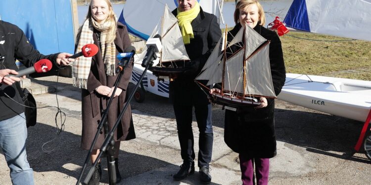 14.02.2022. Kielce. Przekazanie łodzi dla UKS Zalew Kielce. Na zdjęciu (od lewej): Natalia Nadrzewia, Tomasz Chamera - prezes Polskiego Związku Żeglarskiego, Anna Krupka - wiceminister sportu / Wiktor Taszłow / Radio Kielce