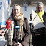 14.02.2022. Kielce. Przekazanie łodzi dla UKS Zalew Kielce. Na zdjęciu (od lewej): Natalia Nadrzewia, Tomasz Chamera - prezes Polskiego Związku Żeglarskiego / Wiktor Taszłow / Radio Kielce