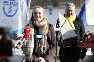 14.02.2022. Kielce. Przekazanie łodzi dla UKS Zalew Kielce. Na zdjęciu (od lewej): Natalia Nadrzewia, Tomasz Chamera - prezes Polskiego Związku Żeglarskiego / Wiktor Taszłow / Radio Kielce