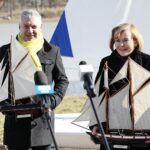 14.02.2022. Kielce. Przekazanie łodzi dla UKS Zalew Kielce. Na zdjęciu (od lewej): Tomasz Chamera - prezes Polskiego Związku Żeglarskiego, Anna Krupka - wiceminister sportu / Wiktor Taszłow / Radio Kielce