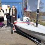 14.02.2022. Kielce. Przekazanie łodzi dla UKS Zalew Kielce. Na zdjęciu (od lewej): Anna Krupka - wiceminister sportu, Tomasz Chamera - prezes Polskiego Związku Żeglarskiego, Natalia Nadrzewia / Wiktor Taszłow / Radio Kielce