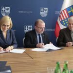 15.02.2022. Kielce. Świętokrzyskie zakłady aktywności zawodowej podpisują umowy w Urzędzie Marszałkowskim. Na zdjęciu (od lewej): Renata Janik - wicemarszałek województwa świętokrzyskiego, Marek Bogusławski - wicemarszałek województwa świętokrzyskiego, ksiądz Stanisław Słowik - dyrektor kieleckiej Caritas / Wiktor Taszłow / Radio Kielce