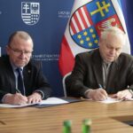 15.02.2022. Kielce. Świętokrzyskie zakłady aktywności zawodowej podpisują umowy w Urzędzie Marszałkowskim. Na zdjęciu (od lewej): Marek Bogusławski - wicemarszałek województwa świętokrzyskiego, ksiądz Stanisław Słowik - dyrektor kieleckiej Caritas / Wiktor Taszłow / Radio Kielce