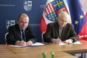 15.02.2022. Kielce. Świętokrzyskie zakłady aktywności zawodowej podpisują umowy w Urzędzie Marszałkowskim. Na zdjęciu (od lewej): Marek Bogusławski - wicemarszałek województwa świętokrzyskiego, ksiądz Stanisław Słowik - dyrektor kieleckiej Caritas / Wiktor Taszłow / Radio Kielce