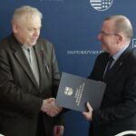 15.02.2022. Kielce. Świętokrzyskie zakłady aktywności zawodowej podpisują umowy w Urzędzie Marszałkowskim. Na zdjęciu (od lewej): ksiądz Stanisław Słowik - dyrektor kieleckiej Caritas, Marek Bogusławski - wicemarszałek województwa świętokrzyskiego / Wiktor Taszłow / Radio Kielce