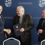 15.02.2022. Kielce. Świętokrzyskie zakłady aktywności zawodowej podpisują umowy w Urzędzie Marszałkowskim. Na zdjęciu (od lewej): Renata Janik - wicemarszałek województwa świętokrzyskiego, ksiądz Stanisław Słowik - dyrektor kieleckiej Caritas, Marek Bogusławski - wicemarszałek województwa świętokrzyskiego / Wiktor Taszłow / Radio Kielce