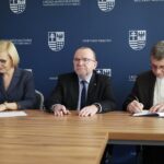 15.02.2022. Kielce. Świętokrzyskie zakłady aktywności zawodowej podpisują umowy w Urzędzie Marszałkowskim. Na zdjęciu (od lewej): Renata Janik - wicemarszałek województwa świętokrzyskiego, Marek Bogusławski - wicemarszałek województwa świętokrzyskiego, ksiądz Andrzej Drapała - prezes Stowarzyszenia „Nadzieja Rodzinie” / Wiktor Taszłow / Radio Kielce