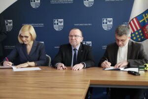 15.02.2022. Kielce. Świętokrzyskie zakłady aktywności zawodowej podpisują umowy w Urzędzie Marszałkowskim. Na zdjęciu (od lewej): Renata Janik - wicemarszałek województwa świętokrzyskiego, Marek Bogusławski - wicemarszałek województwa świętokrzyskiego, ksiądz Andrzej Drapała - prezes Stowarzyszenia „Nadzieja Rodzinie” / Wiktor Taszłow / Radio Kielce