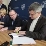 15.02.2022. Kielce. Świętokrzyskie zakłady aktywności zawodowej podpisują umowy w Urzędzie Marszałkowskim. Na zdjęciu (od lewej): Renata Janik - wicemarszałek województwa świętokrzyskiego, Marek Bogusławski - wicemarszałek województwa świętokrzyskiego, ksiądz Andrzej Drapała - prezes Stowarzyszenia „Nadzieja Rodzinie” / Wiktor Taszłow / Radio Kielce