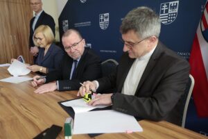 15.02.2022. Kielce. Świętokrzyskie zakłady aktywności zawodowej podpisują umowy w Urzędzie Marszałkowskim. Na zdjęciu (od lewej): Renata Janik - wicemarszałek województwa świętokrzyskiego, Marek Bogusławski - wicemarszałek województwa świętokrzyskiego, ksiądz Andrzej Drapała - prezes Stowarzyszenia „Nadzieja Rodzinie” / Wiktor Taszłow / Radio Kielce