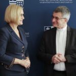 15.02.2022. Kielce. Świętokrzyskie zakłady aktywności zawodowej podpisują umowy w Urzędzie Marszałkowskim. Na zdjęciu (od lewej): Renata Janik - wicemarszałek województwa świętokrzyskiego, ksiądz Andrzej Drapała - prezes Stowarzyszenia „Nadzieja Rodzinie” / Wiktor Taszłow / Radio Kielce