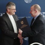 15.02.2022. Kielce. Świętokrzyskie zakłady aktywności zawodowej podpisują umowy w Urzędzie Marszałkowskim. Na zdjęciu (od lewej): ksiądz Andrzej Drapała - prezes Stowarzyszenia „Nadzieja Rodzinie”, Marek Bogusławski - wicemarszałek województwa świętokrzyskiego, / Wiktor Taszłow / Radio Kielce