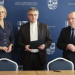 15.02.2022. Kielce. Świętokrzyskie zakłady aktywności zawodowej podpisują umowy w Urzędzie Marszałkowskim. Na zdjęciu (od lewej): Renata Janik - wicemarszałek województwa świętokrzyskiego, ksiądz Andrzej Drapała - prezes Stowarzyszenia „Nadzieja Rodzinie”, Marek Bogusławski - wicemarszałek województwa świętokrzyskiego, / Wiktor Taszłow / Radio Kielce