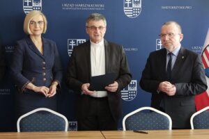 15.02.2022. Kielce. Świętokrzyskie zakłady aktywności zawodowej podpisują umowy w Urzędzie Marszałkowskim. Na zdjęciu (od lewej): Renata Janik - wicemarszałek województwa świętokrzyskiego, ksiądz Andrzej Drapała - prezes Stowarzyszenia „Nadzieja Rodzinie”, Marek Bogusławski - wicemarszałek województwa świętokrzyskiego, / Wiktor Taszłow / Radio Kielce