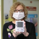 16.02.2022. Kielce. Wojewódzki Szpital Zespolony. Przekazanie pompy infuzyjnej do podawania leków. Na zdjęciu: Elżbieta Budny - prezes Fundacji dla Dzieci z Chorobami Nowotworowymi „Krwinka” / Wiktor Taszłow / Radio Kielce