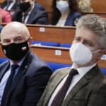 17.02.2022. Kielce. Przekazanie pieniędzy w ramach Funduszu Solidarnościowego na asystentów osób niepełnosprawnych i opiekę wytchnieniową. Na zdjęciu (od lewej): Rafał Nowak - wicewojewoda, Krzysztof Słoń - senator / Wiktor Taszłow / Radio Kielce