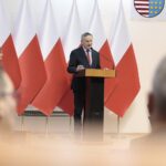 17.02.2022. Kielce. Przekazanie pieniędzy w ramach Funduszu Solidarnościowego na asystentów osób niepełnosprawnych i opiekę wytchnieniową. Na zdjęciu: Zbigniew Koniusz - wojewoda świętokrzyski / Wiktor Taszłow / Radio Kielce