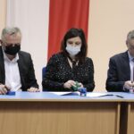 17.02.2022. Kielce. Przekazanie pieniędzy w ramach Funduszu Solidarnościowego na asystentów osób niepełnosprawnych i opiekę wytchnieniową. Na zdjęciu (od lewej): Mariusz Walachnia - wójt gminy Bliżyn, Beata Ozan - skarbnik gminy Bliżyn, Zbigniew Koniusz - wojewoda świętokrzyski / Wiktor Taszłow / Radio Kielce