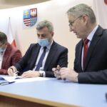 17.02.2022. Kielce. Przekazanie pieniędzy w ramach Funduszu Solidarnościowego na asystentów osób niepełnosprawnych i opiekę wytchnieniową. Na zdjęciu (od lewej): Robert Szechnicki - skarbnik gminy Daleszyce, Dariusz Meresiński - burmistrz Daleszyc, Zbigniew Koniusz - wojewoda świętokrzyski / Wiktor Taszłow / Radio Kielce