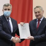 17.02.2022. Kielce. Przekazanie pieniędzy w ramach Funduszu Solidarnościowego na asystentów osób niepełnosprawnych i opiekę wytchnieniową. Na zdjęciu (od lewej): Dariusz Meresiński - burmistrz Daleszyc, Zbigniew Koniusz - wojewoda świętokrzyski / Wiktor Taszłow / Radio Kielce