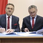 17.02.2022. Kielce. Przekazanie pieniędzy w ramach Funduszu Solidarnościowego na asystentów osób niepełnosprawnych i opiekę wytchnieniową. Na zdjęciu (od lewej): Mirosław Gębski - starosta kielecki,  Zbigniew Koniusz - wojewoda świętokrzyski / Wiktor Taszłow / Radio Kielce