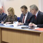 17.02.2022. Kielce. Przekazanie pieniędzy w ramach Funduszu Solidarnościowego na asystentów osób niepełnosprawnych i opiekę wytchnieniową. Na zdjęciu (od lewej): Stefan Bąk - członek zarządu powiatu,  Anna Moskwa - skarbnik starostwa, Mirosław Gębski - starosta kielecki,  Zbigniew Koniusz - wojewoda świętokrzyski / Wiktor Taszłow / Radio Kielce