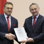 17.02.2022. Kielce. Przekazanie pieniędzy w ramach Funduszu Solidarnościowego na asystentów osób niepełnosprawnych i opiekę wytchnieniową. Na zdjęciu (od lewej): Mirosław Gębski - starosta kielecki,  Zbigniew Koniusz - wojewoda świętokrzyski / Wiktor Taszłow / Radio Kielce