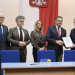 17.02.2022. Kielce. Przekazanie pieniędzy w ramach Funduszu Solidarnościowego na asystentów osób niepełnosprawnych i opiekę wytchnieniową. Na zdjęciu (od lewej): Stefan Bąk - członek zarządu powiatu,   Krzysztof Słoń - senator, Anna Moskwa - skarbnik starostwa, Mirosław Gębski - starosta kielecki,  Zbigniew Koniusz - wojewoda świętokrzyski / Wiktor Taszłow / Radio Kielce