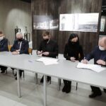 23.02.2022. Michniów. Podpisanie umowy o  współpracy pomiędzy Muzeum Przyrody i Techniki Ekomuzeum im. Jana Pazdura w Starachowicach a Muzeum Wsi Kieleckiej. Na zdjęciu (od lewej):  Piotr Ambroszczyk - starosta starachowicki, Andrzej Bętkowski - marszałek województwa świętokrzyskiego, Paweł Kołodziejski - dyrektor Muzeum Przyrody i Techniki w Starachowicach, Wioletta Sobieraj - wicedyrektor Muzeum Przyrody i Techniki w Starachowicach, Tadeusz Sikora - dyrektor Muzeum Wsi Kieleckiej / Wiktor Taszłow / Radio Kielce