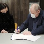 23.02.2022. Michniów. Podpisanie umowy o  współpracy pomiędzy Muzeum Przyrody i Techniki Ekomuzeum im. Jana Pazdura w Starachowicach a Muzeum Wsi Kieleckiej. Na zdjęciu (od lewej): Wioletta Sobieraj - wicedyrektor Muzeum Przyrody i Techniki w Starachowicach, Tadeusz Sikora - dyrektor Muzeum Wsi Kieleckiej / Wiktor Taszłow / Radio Kielce