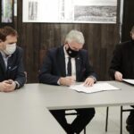 23.02.2022. Michniów. Podpisanie umowy o  współpracy pomiędzy Muzeum Przyrody i Techniki Ekomuzeum im. Jana Pazdura w Starachowicach a Muzeum Wsi Kieleckiej. Na zdjęciu (od lewej):  Piotr Ambroszczyk - starosta starachowicki, Andrzej Bętkowski - marszałek województwa świętokrzyskiego, Paweł Kołodziejski - dyrektor Muzeum Przyrody i Techniki w Starachowicach / Wiktor Taszłow / Radio Kielce