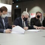 23.02.2022. Michniów. Podpisanie umowy o  współpracy pomiędzy Muzeum Przyrody i Techniki Ekomuzeum im. Jana Pazdura w Starachowicach a Muzeum Wsi Kieleckiej. Na zdjęciu (od lewej):  Piotr Ambroszczyk - starosta starachowicki, Andrzej Bętkowski - marszałek województwa świętokrzyskiego, Paweł Kołodziejski - dyrektor Muzeum Przyrody i Techniki w Starachowicach, Wioletta Sobieraj - wicedyrektor Muzeum Przyrody i Techniki w Starachowicach / Wiktor Taszłow / Radio Kielce