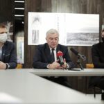 23.02.2022. Michniów. Podpisanie umowy o  współpracy pomiędzy Muzeum Przyrody i Techniki Ekomuzeum im. Jana Pazdura w Starachowicach a Muzeum Wsi Kieleckiej. Na zdjęciu (od lewej):  Piotr Ambroszczyk - starosta starachowicki, Andrzej Bętkowski - marszałek województwa świętokrzyskiego, Paweł Kołodziejski - dyrektor Muzeum Przyrody i Techniki w Starachowicach / Wiktor Taszłow / Radio Kielce