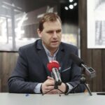 23.02.2022. Michniów. Podpisanie umowy o  współpracy pomiędzy Muzeum Przyrody i Techniki Ekomuzeum im. Jana Pazdura w Starachowicach a Muzeum Wsi Kieleckiej. Na zdjęciu:  Piotr Ambroszczyk - starosta starachowicki / Wiktor Taszłow / Radio Kielce