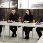 23.02.2022. Michniów. Podpisanie umowy o  współpracy pomiędzy Muzeum Przyrody i Techniki Ekomuzeum im. Jana Pazdura w Starachowicach a Muzeum Wsi Kieleckiej. Na zdjęciu (od lewej):  Piotr Ambroszczyk - starosta starachowicki, Andrzej Bętkowski - marszałek województwa świętokrzyskiego, Paweł Kołodziejski - dyrektor Muzeum Przyrody i Techniki w Starachowicach, Wioletta Sobieraj - wicedyrektor Muzeum Przyrody i Techniki w Starachowicach, Tadeusz Sikora - dyrektor Muzeum Wsi Kieleckiej. Na zdjęciu (od lewej): Andrzej Bętkowski - marszałek województwa świętokrzyskiego, Paweł Kołodziejski - dyrektor Muzeum Przyrody i Techniki w Starachowicach, Wioletta Sobieraj - wicedyrektor Muzeum Przyrody i Techniki w Starachowicach, Tadeusz Sikora - dyrektor Muzeum Wsi Kieleckiej / Wiktor Taszłow / Radio Kielce