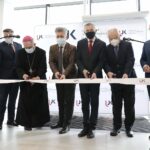 25.02.2022. Kielce. Otwarcie nowego budynku Wydziału Prawa i Nauk Społecznych UJK. Na zdjęciu (od lewej): Agata Wojda - wiceprezydent Kielc, Marcin Chłodnicki - wiceprezydent Kielc, Jan Piotrowski - biskup kielecki, Krzysztof Słoń - senator, Zbigniew Koniusz - wojewoda świętokrzyski, prof. Jerzy Jaskiernia - dziekan Wydziału Prawa, Administracji i Zarządzania Uniwersytetu Jana Kochanowskiego, prof. Stanisław Głuszek - rektor UJK / Wiktor Taszłow / Radio Kielce