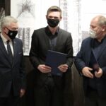 23.02.2022. Michniów. Podpisanie umowy o  współpracy pomiędzy Muzeum Przyrody i Techniki Ekomuzeum im. Jana Pazdura w Starachowicach a Muzeum Wsi Kieleckiej. Na zdjęciu (od lewej): Andrzej Bętkowski - marszałek województwa świętokrzyskiego, Paweł Kołodziejski - dyrektor Muzeum Przyrody i Techniki w Starachowicach, Tadeusz Sikora - dyrektor Muzeum Wsi Kieleckiej / Wiktor Taszłow / Radio Kielce