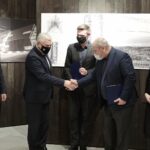 23.02.2022. Michniów. Podpisanie umowy o  współpracy pomiędzy Muzeum Przyrody i Techniki Ekomuzeum im. Jana Pazdura w Starachowicach a Muzeum Wsi Kieleckiej. Na zdjęciu (od lewej):  Piotr Ambroszczyk - starosta starachowicki, Andrzej Bętkowski - marszałek województwa świętokrzyskiego, Paweł Kołodziejski - dyrektor Muzeum Przyrody i Techniki w Starachowicach, Tadeusz Sikora - dyrektor Muzeum Wsi Kieleckiej, Wioletta Sobieraj - wicedyrektor Muzeum Przyrody i Techniki w Starachowicach / Wiktor Taszłow / Radio Kielce